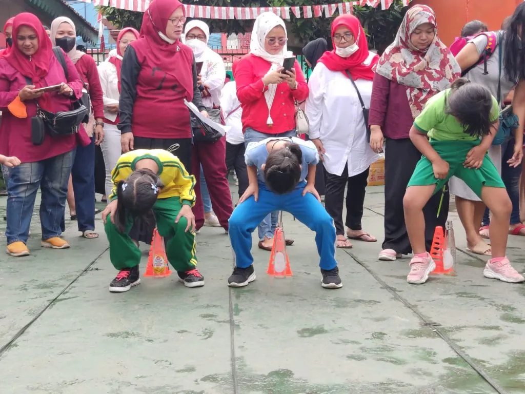 Lomba Balap Karung Meriahkan Perayaan 17 Agustus di Lowokwaru, Kota Malang