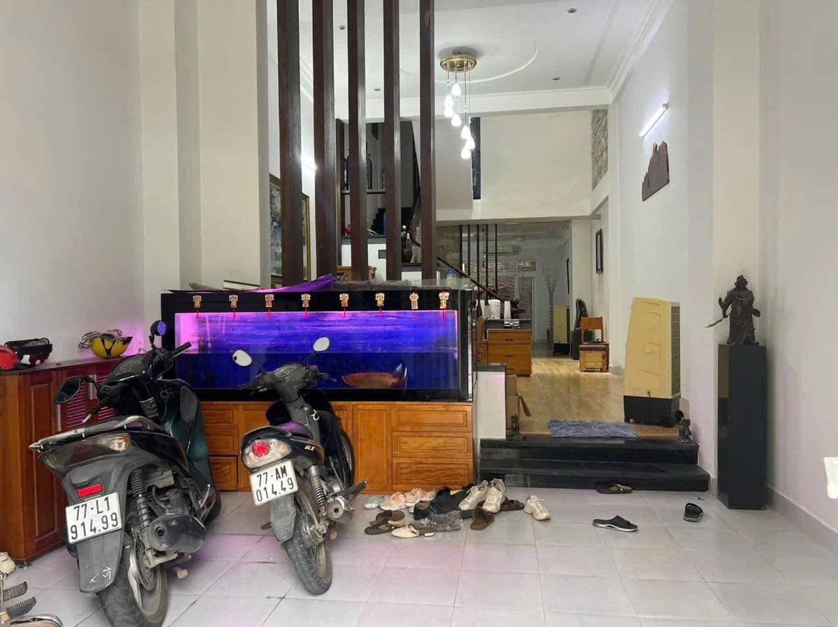 Cho thuê nhà mặt tiền 3 tầng, 3PN 4WC, 400m², 16tr/tháng, Q7 - Ảnh 1