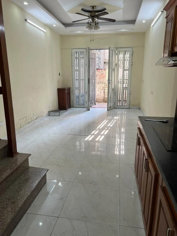 Cho thuê nhà ngõ 255 Lĩnh Nam, 31m², 3 PN, 4 WC, 10 tr/tháng