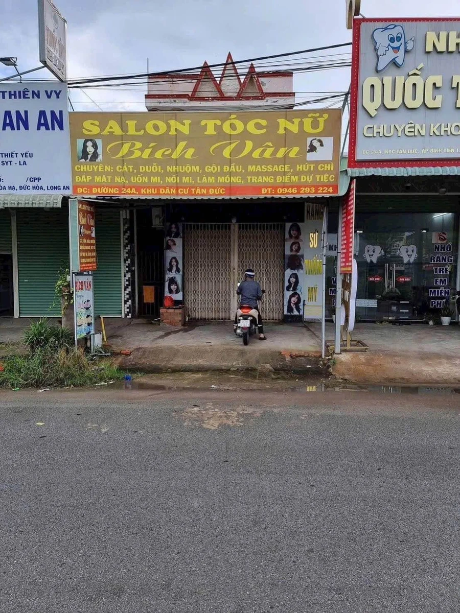 Bán nhà lầu mặt tiền đường 24A KDC Tân Đức 125m2, có 4 phòng trọ cho thuê - Ảnh 1