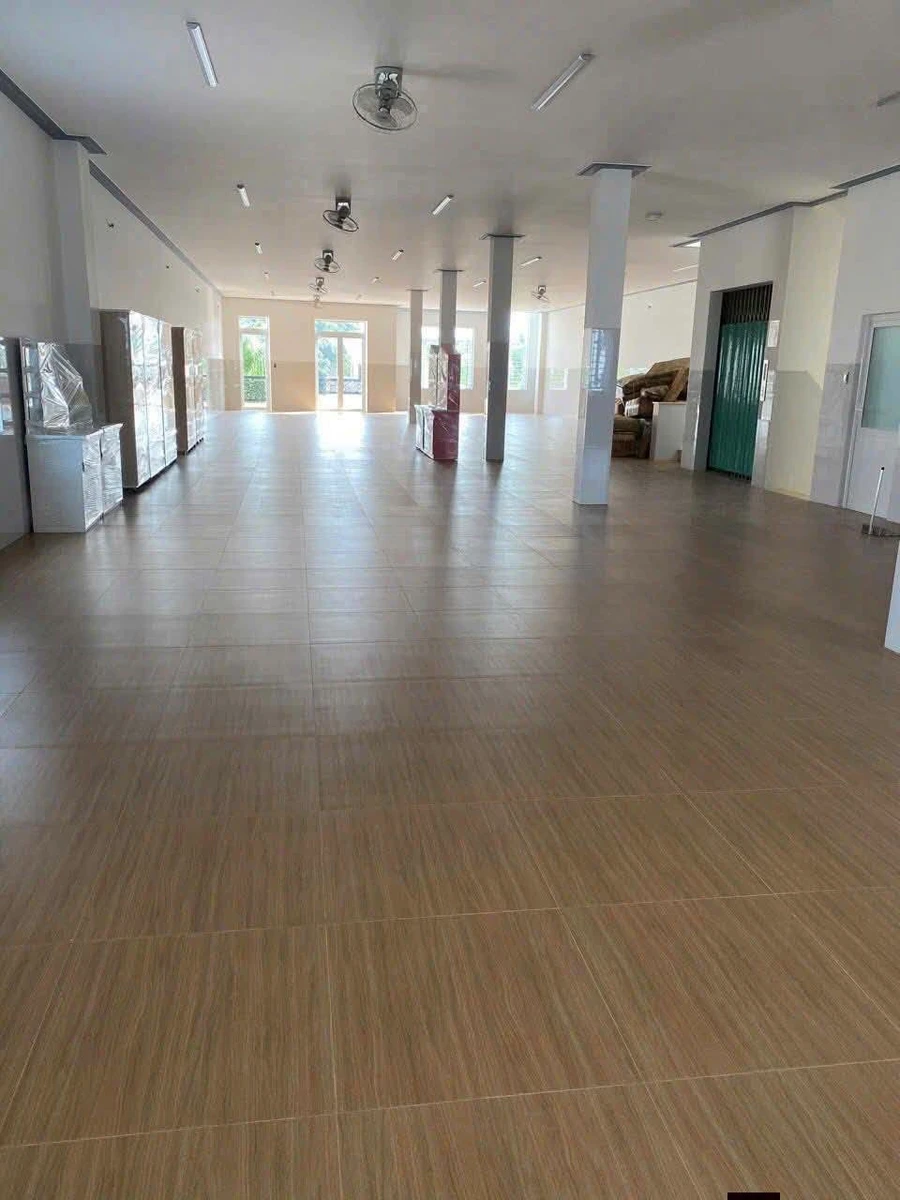 Bán nhà 1 trệt 2 lầu mặt tiền CMT8, Long Hương, 710m2 - Ảnh thu nhỏ 3
