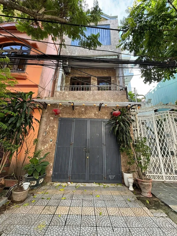 Cho thuê nhà 3 tầng mặt tiền 150m2, 6 phòng ngủ Q.1