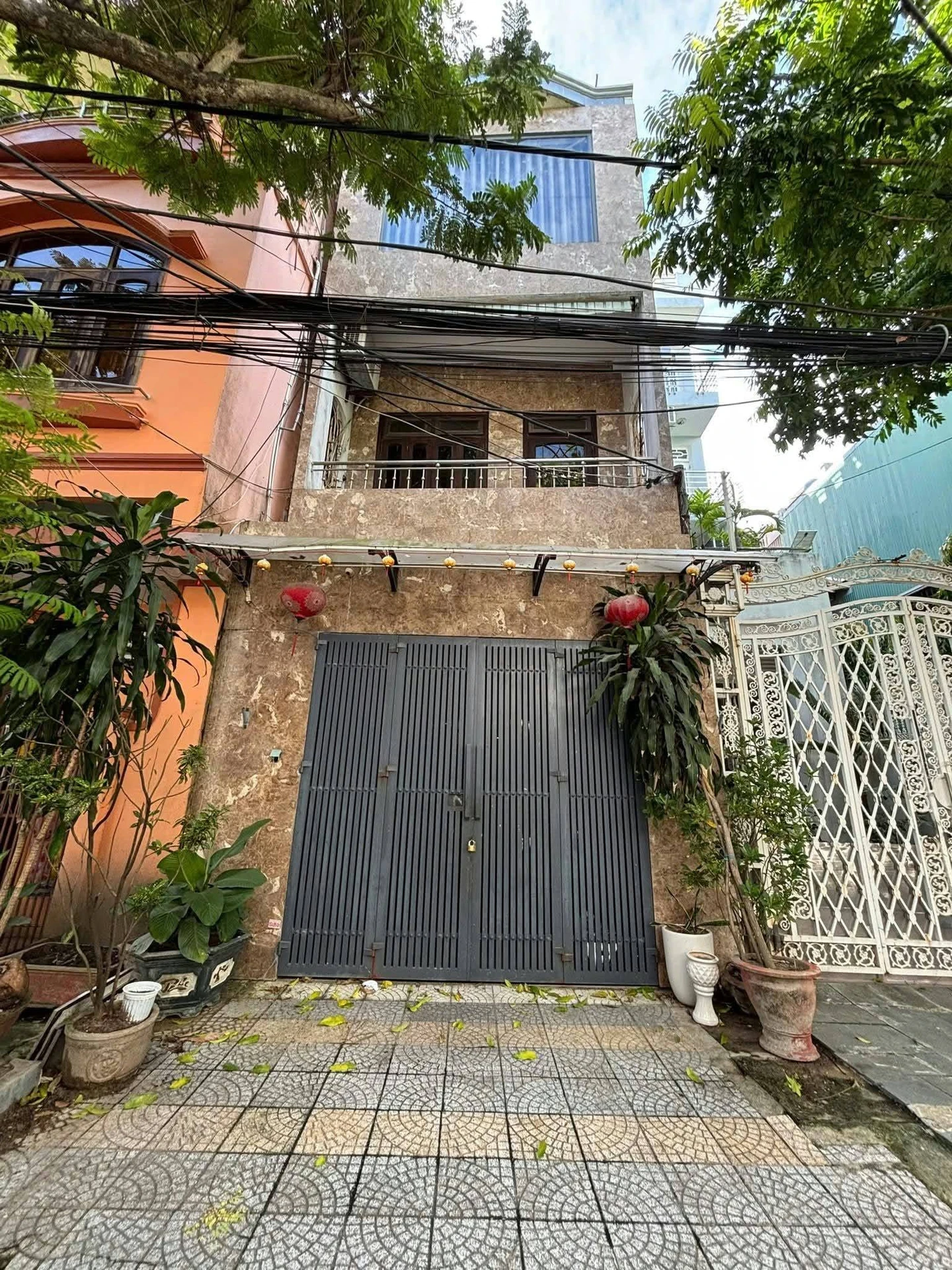 Cho thuê nhà 3 tầng mặt tiền 150m2, 6 phòng ngủ Q.1 - Ảnh 1