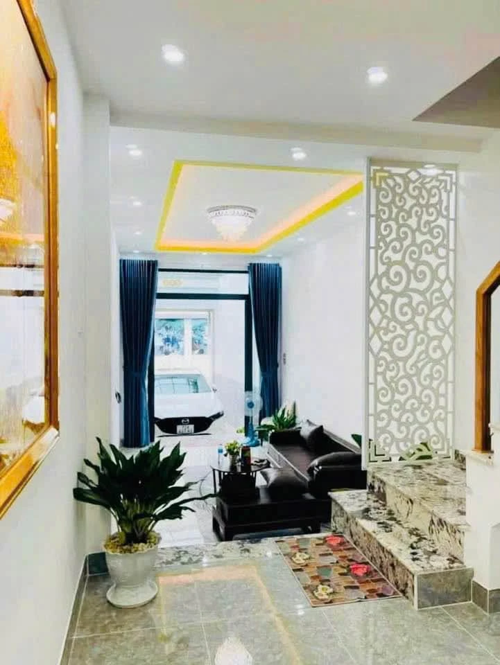 Bán nhà mặt tiền Hùng Vương, Phường 4, Vũng Tàu, 63,7m2, 1 trệt 3 lầu, giá 9,3 tỷ - Ảnh 1
