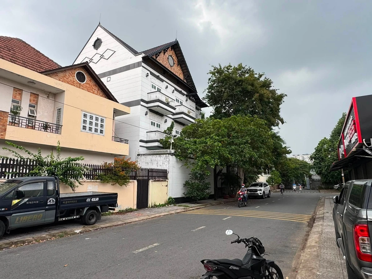 Bán biệt thự 300m2 đường số 3 khu Vạn Phúc, Hiệp Bình Phước, Thủ Đức giá 33,99 tỷ - Ảnh thu nhỏ 3