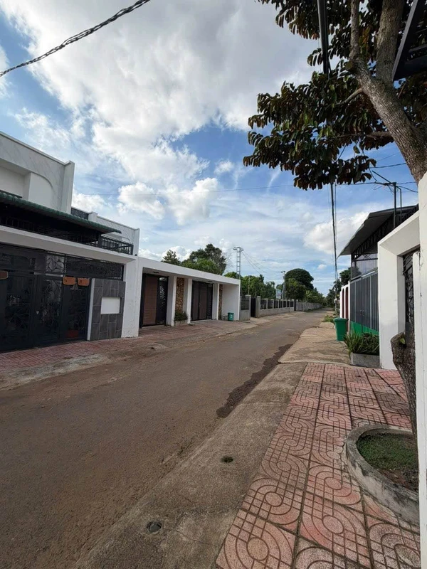 Nhà 3PN bán 3tỷ990 Y Wang, Buôn Ma Thuột 100m²