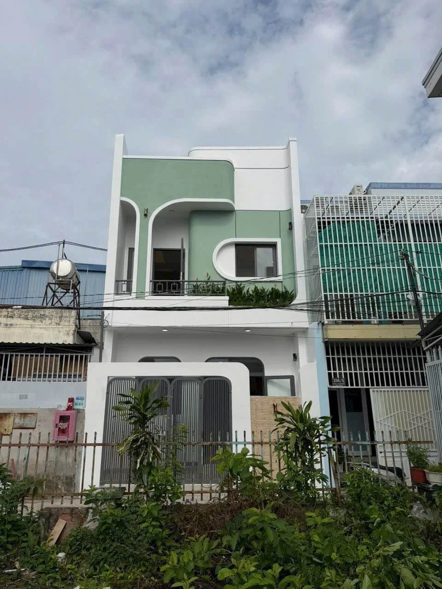 Bán nhà 1 trệt 1 lầu 96m2 trung tâm Phan Thiết 2.45 tỷ - Ảnh 1