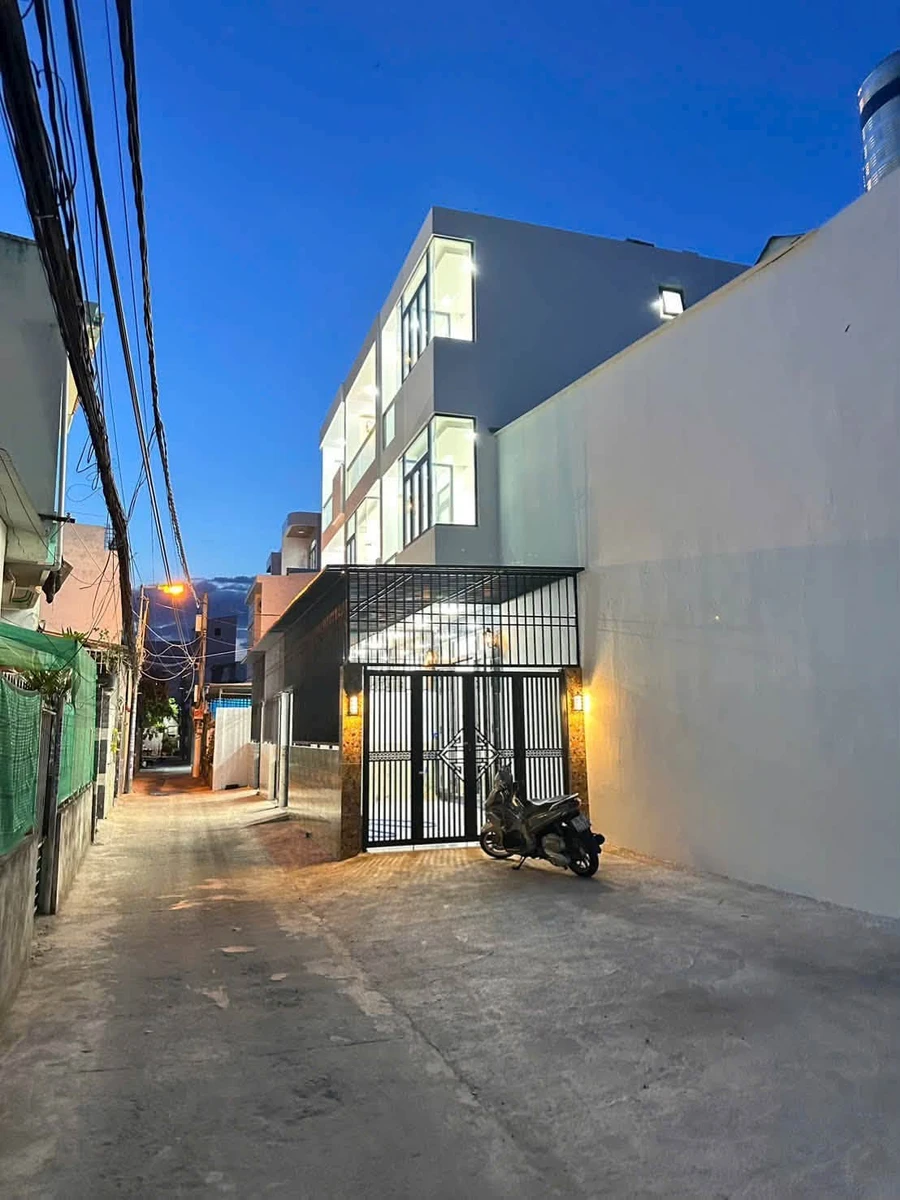 Bán nhà 3 tầng 4PN, 180m² Nha Trang 4,55 tỷ - Ảnh 1