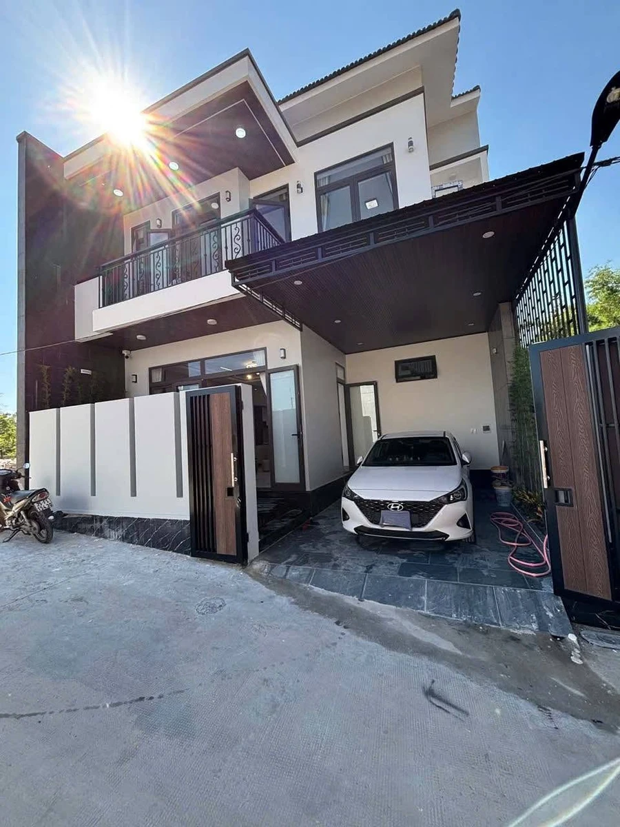 Bán nhà phố hiện đại ngang 8m, 100m2, 3 phòng ngủ gần KQH Bàu Vá, Thủy Xuân, Huế - Ảnh 1