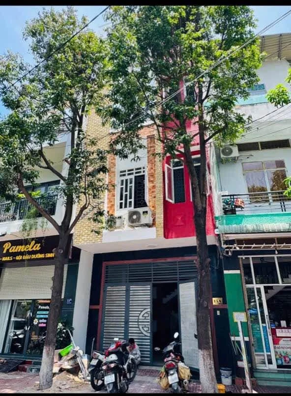 Bán nhà mặt tiền Xuân Thủy 76m², 11 phòng cho thuê, 8 tỷ - Ảnh 1