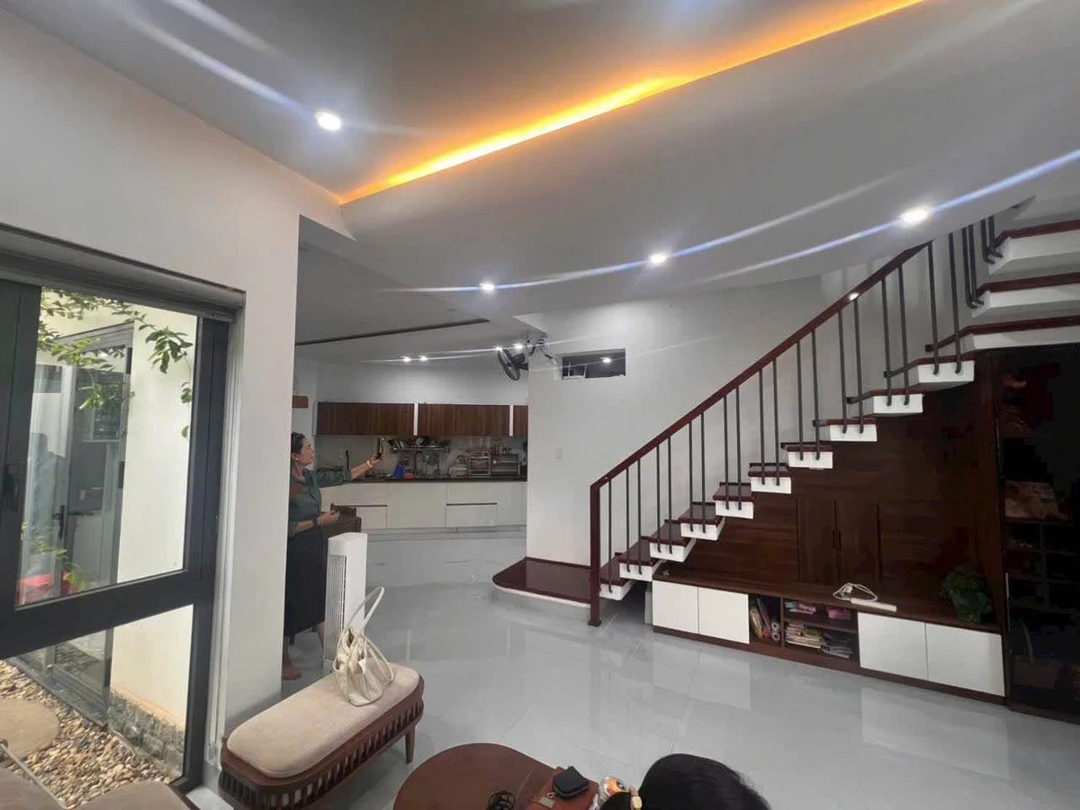 Bán nhà hẻm Nguyễn Công Trứ 170m2, 3PN 3WC, sân ô tô, view hồ Ea Tam, giá 4,5 tỷ - Ảnh thu nhỏ 2