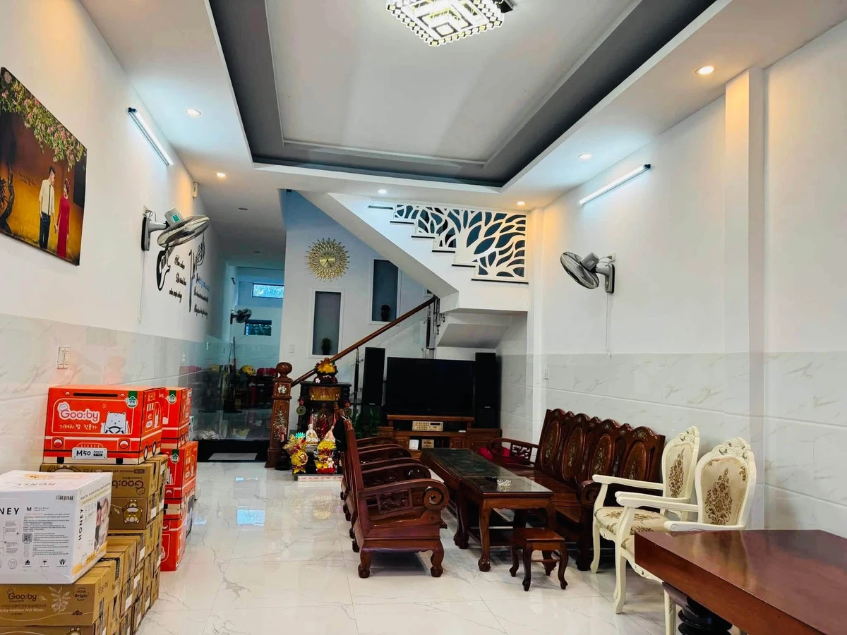 Bán nhà 2 tầng mặt tiền đường Lê Trung Ngôn, 145m2, 4 phòng ngủ, Quảng Ngãi - Ảnh 1