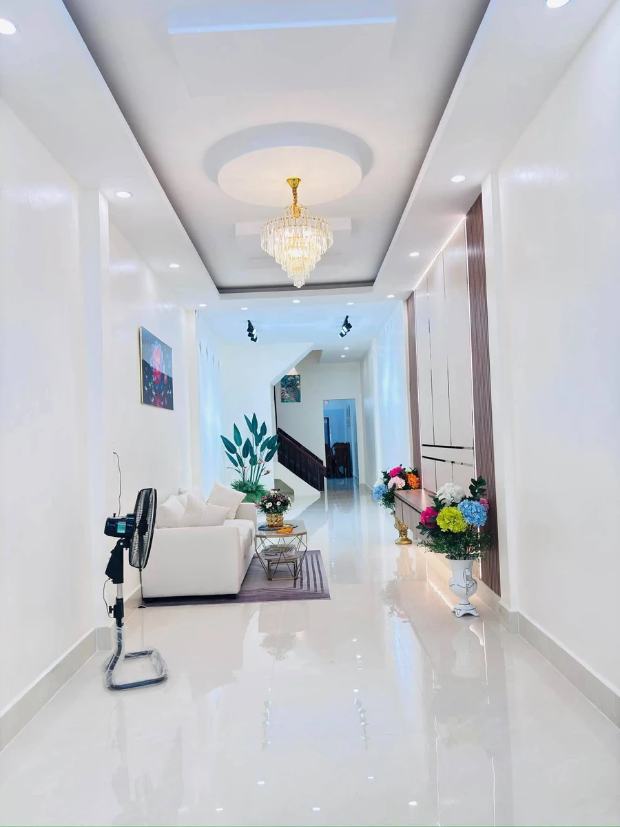Bán nhà mặt tiền 1 trệt 2 lầu 4PN đường Huỳnh Tịnh Của, trung tâm Rạch Giá, giá 2,6 tỷ - Ảnh 1
