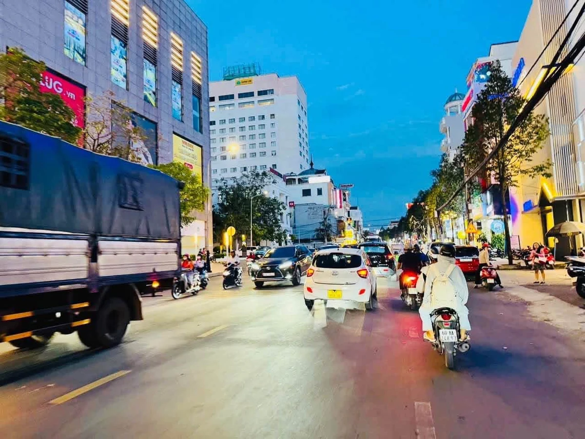 Bán nhà mặt tiền Phạm Văn Thuận 210m2 22 tỷ - Ảnh thu nhỏ 3
