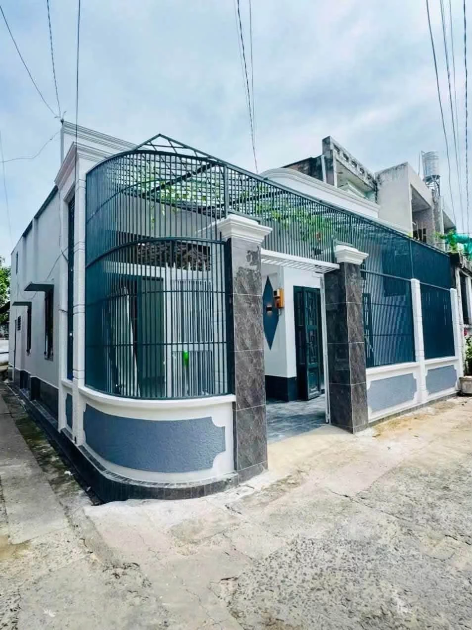 Bán nhà phố SHR 100m2 góc 2 mặt tiền hẻm đường Tân Chánh Hiệp 35, Quận 12 - Ảnh 1