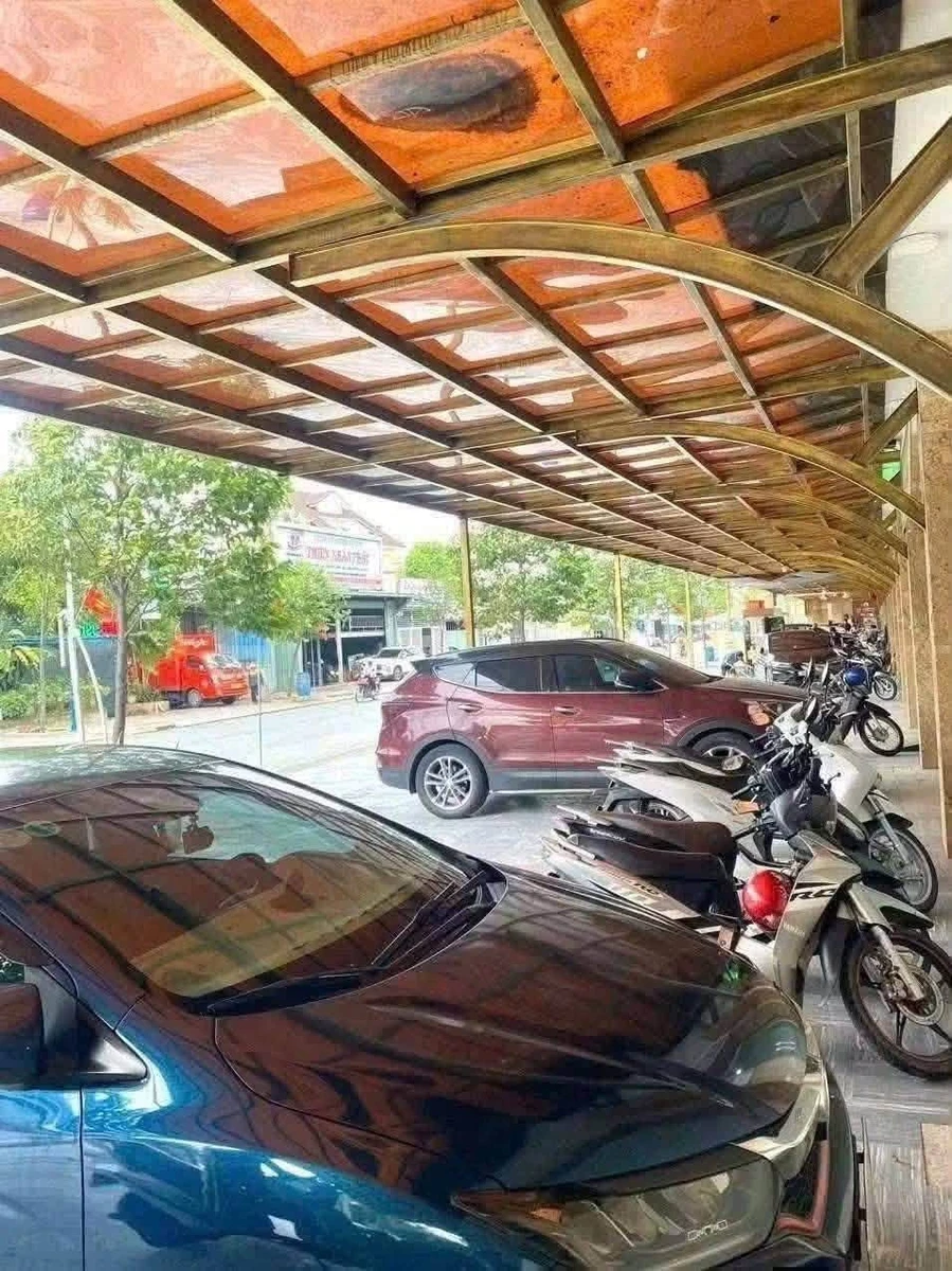 Cho thuê nhà mặt tiền 200m2, 4 phòng ngủ, Dĩ An - Ảnh 1