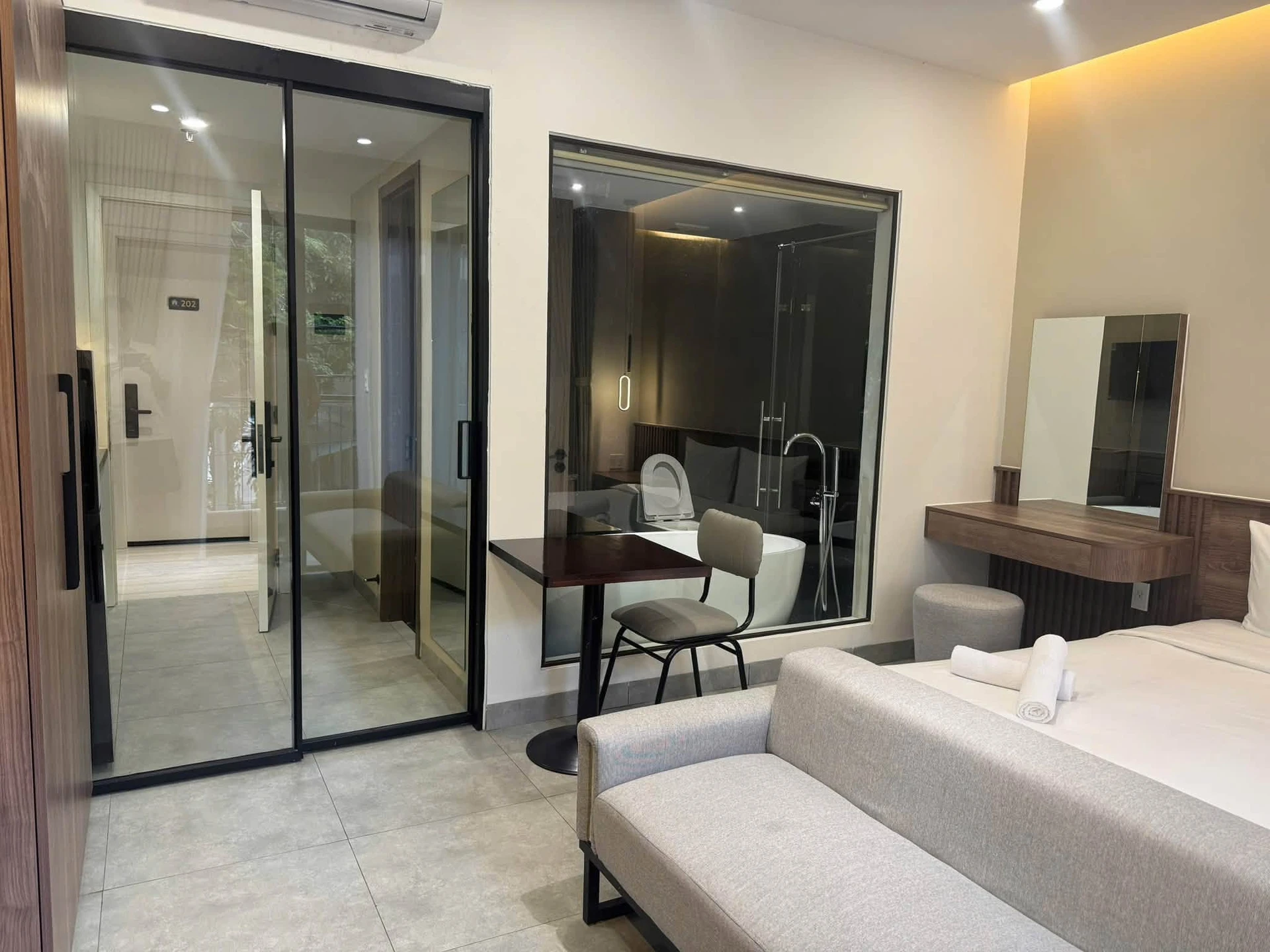 Bán căn hộ biển Mỹ Khê 102m² Đà Nẵng, doanh thu 120tr/tháng - Ảnh 1