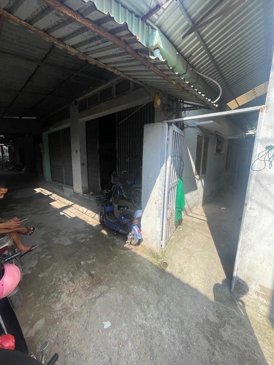 Bán nhà 247m2 có 2 căn cấp 4 + 5 phòng trọ Quận 12 - Ảnh 1