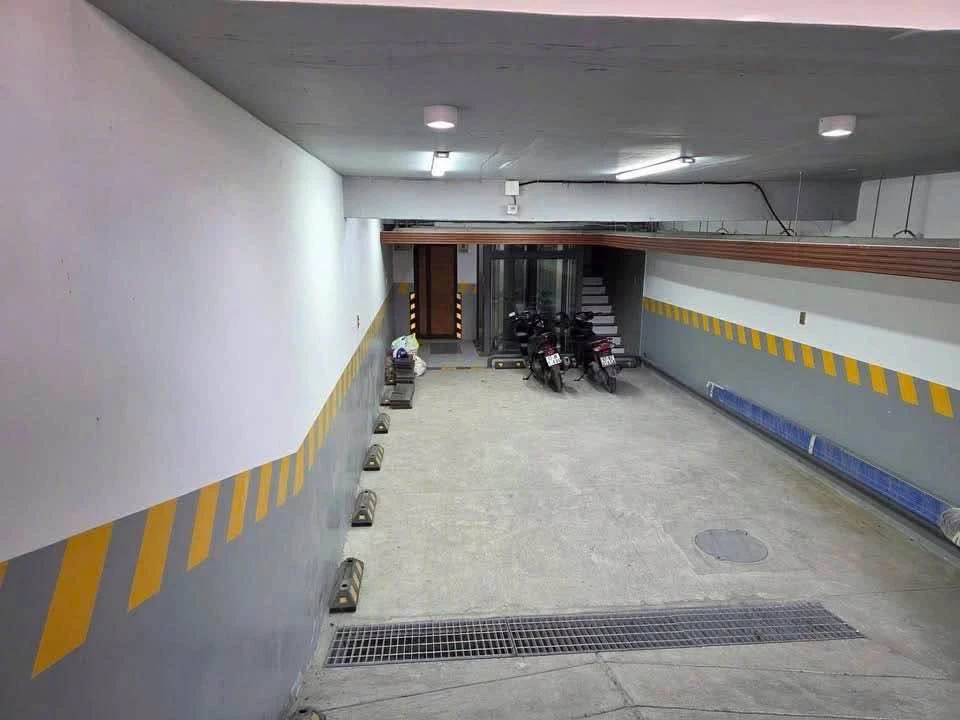 Cho thuê tòa nhà văn phòng 5 tầng 280–350m² Đông Hòa - Ảnh 1