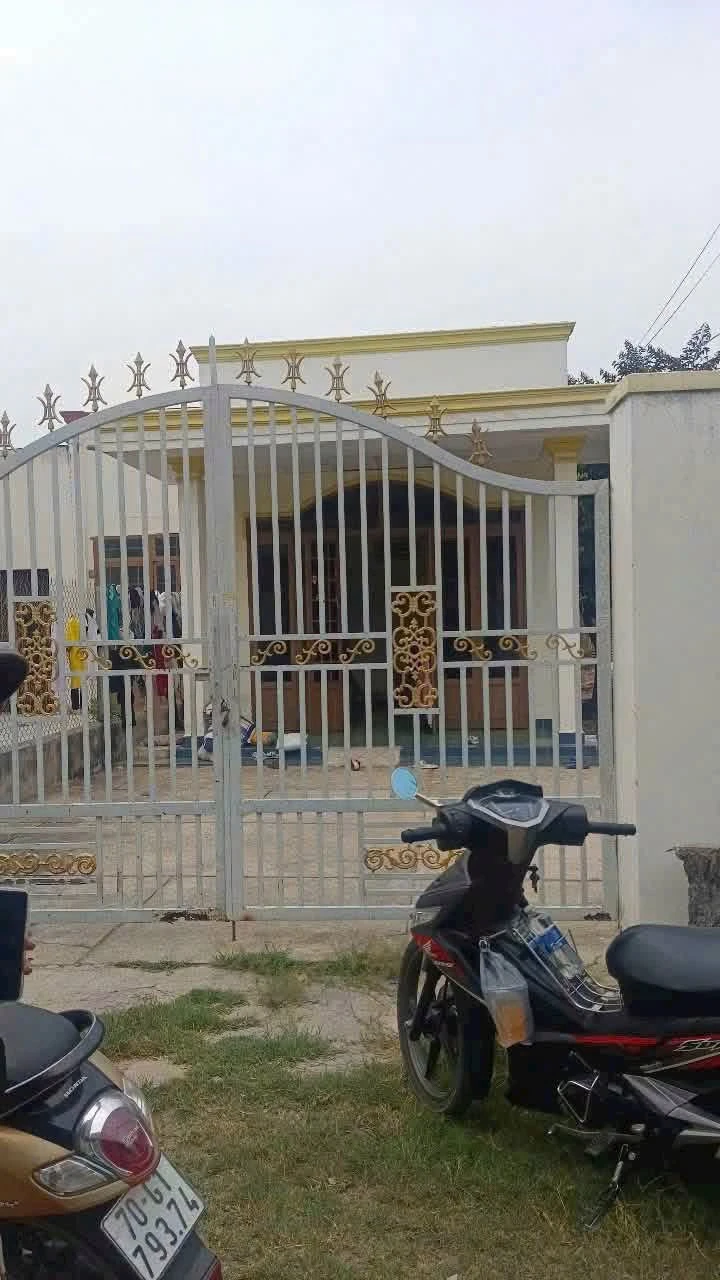 Bán nhà 2 mặt tiền Nguyễn Văn Linh, Tây Ninh 100m2, 840 triệu - Ảnh 1