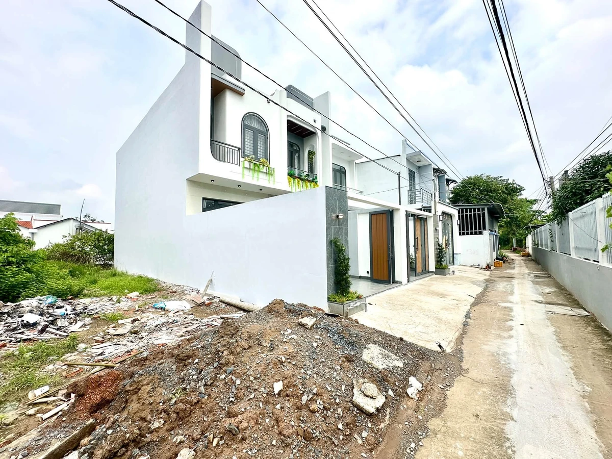 Bán nhà 1 trệt 2 lầu 4x24m full nội thất gần ngã 3 Tân Kim, Cần Giuộc giá 2,7 tỷ - Ảnh thu nhỏ 2
