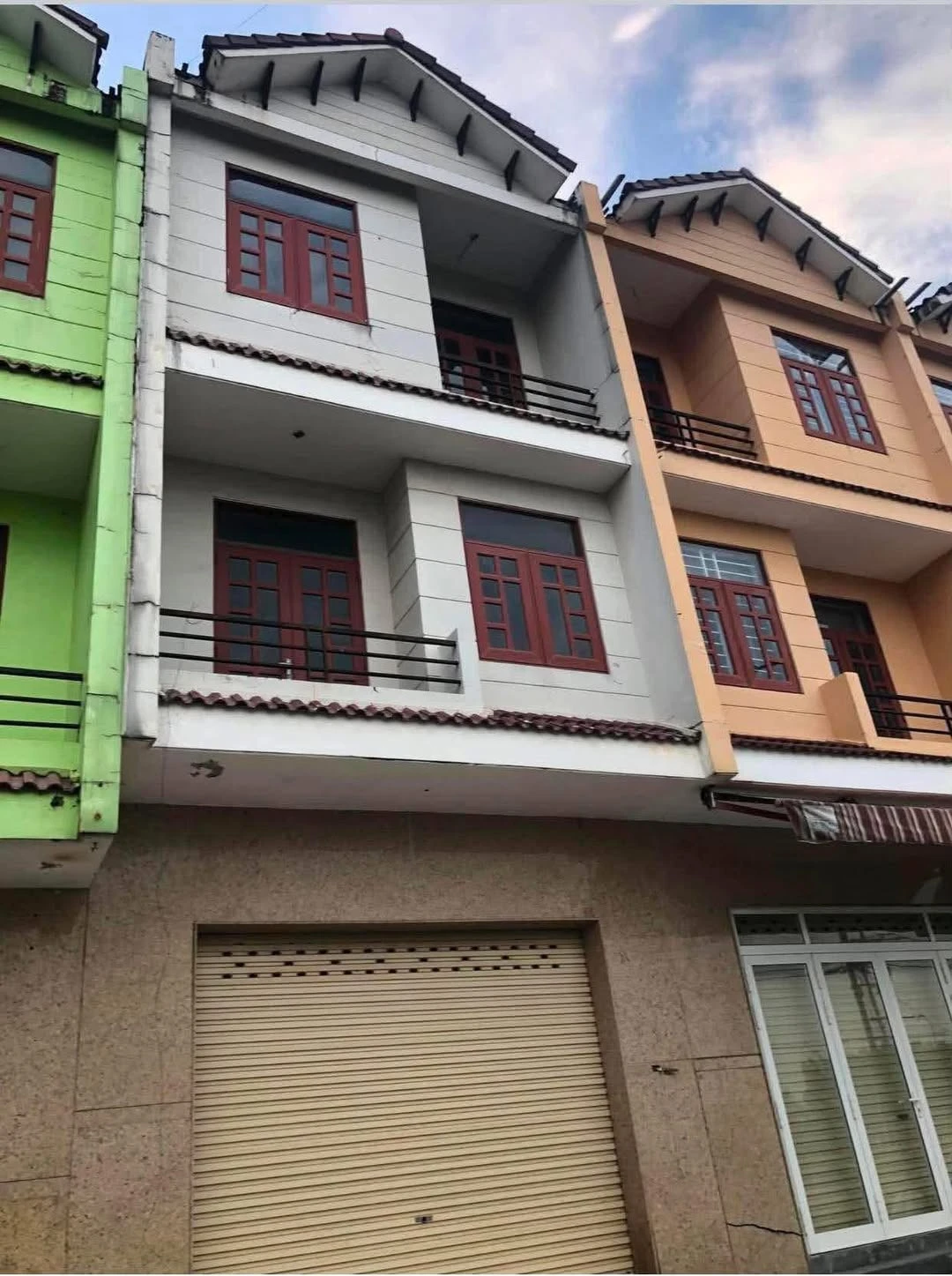 Bán nhà 1 trệt 2 lầu 5x20m sổ riêng thổ cư gần chợ đầu mối Dầu Giây - Ảnh 1