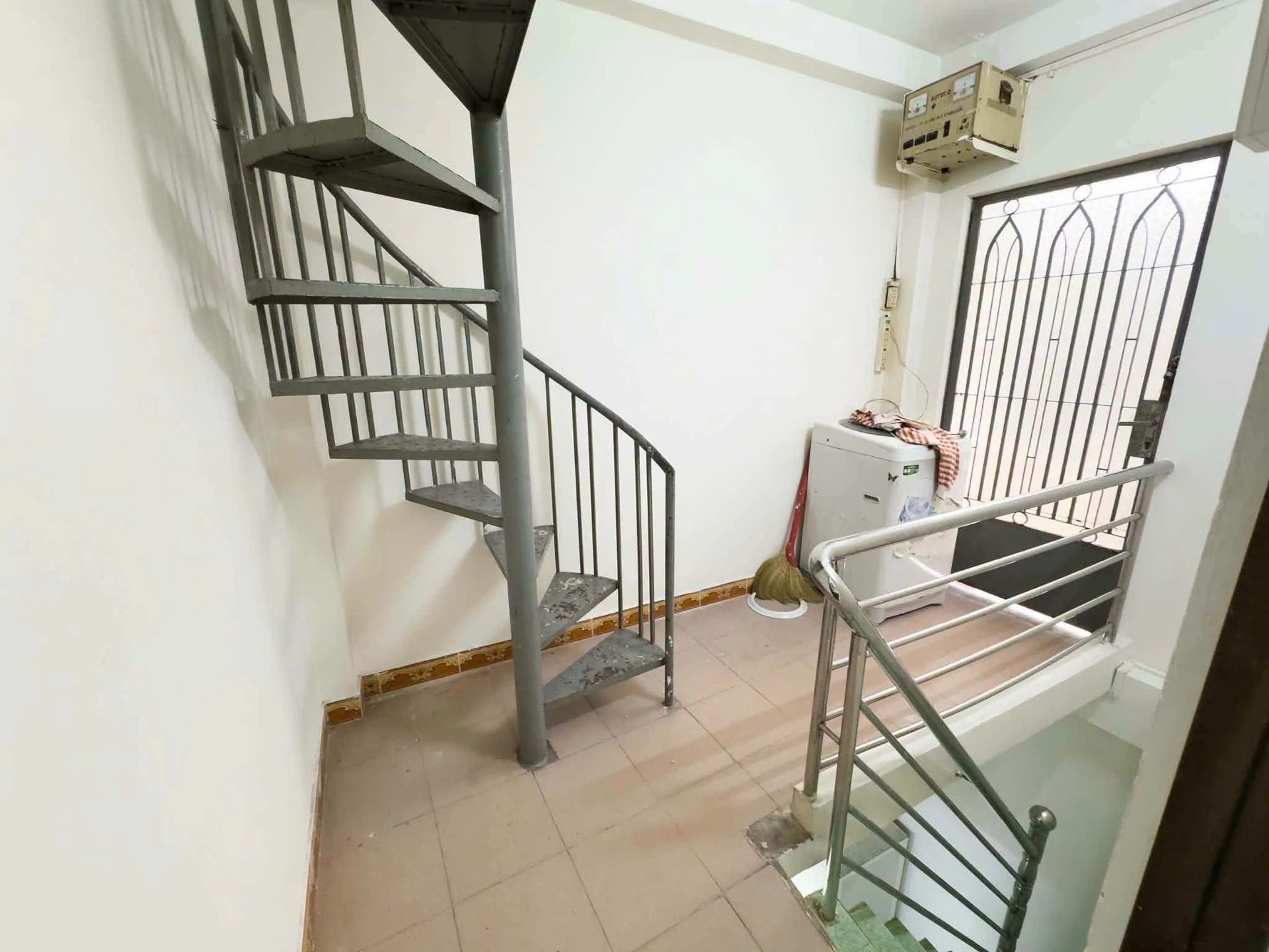 Nhà bán 3 tầng 2PN 18m² Nguyễn Thiện Thuật, Bình Thạnh - Ảnh 1