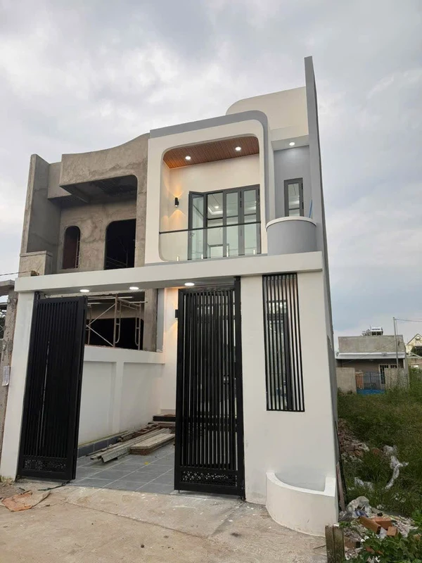 Bán nhà gác lửng 5x23m, 3 phòng ngủ, sổ riêng thổ cư, gần cổng chào Bàu Trâm, Long Khánh, Đồng Nai