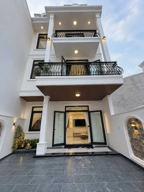 Bán nhà 3 tầng tân cổ điển 100m², full nội thất, đường Lê Ngô Cát, Thủy Xuân, Huế