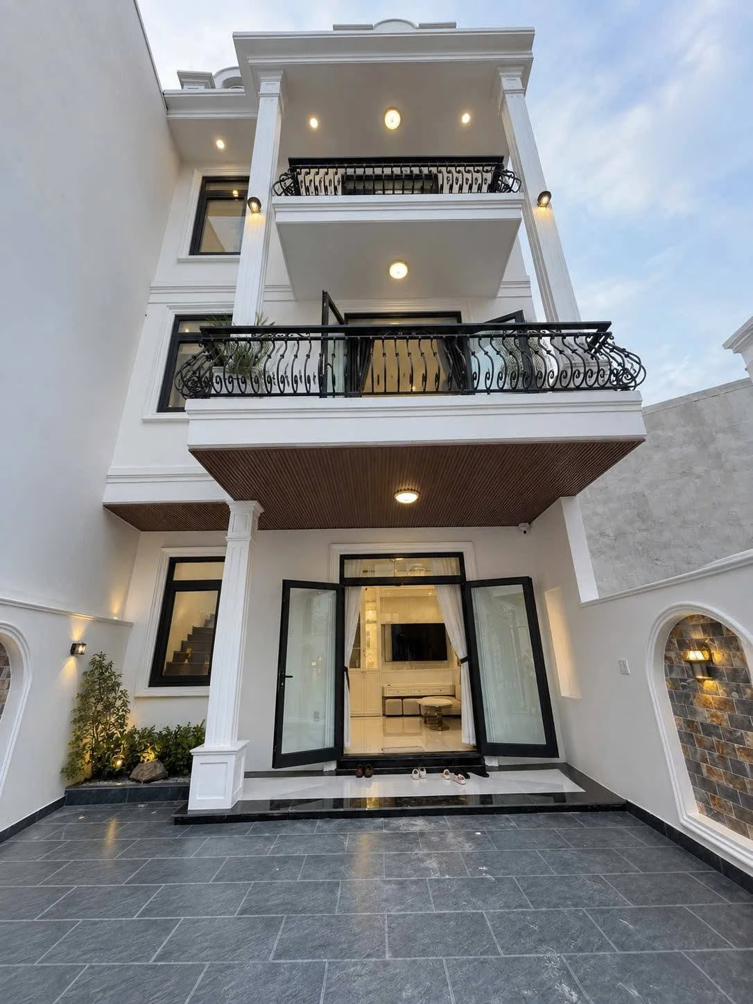 Bán nhà 3 tầng tân cổ điển 100m², full nội thất, đường Lê Ngô Cát, Thủy Xuân, Huế - Ảnh 1