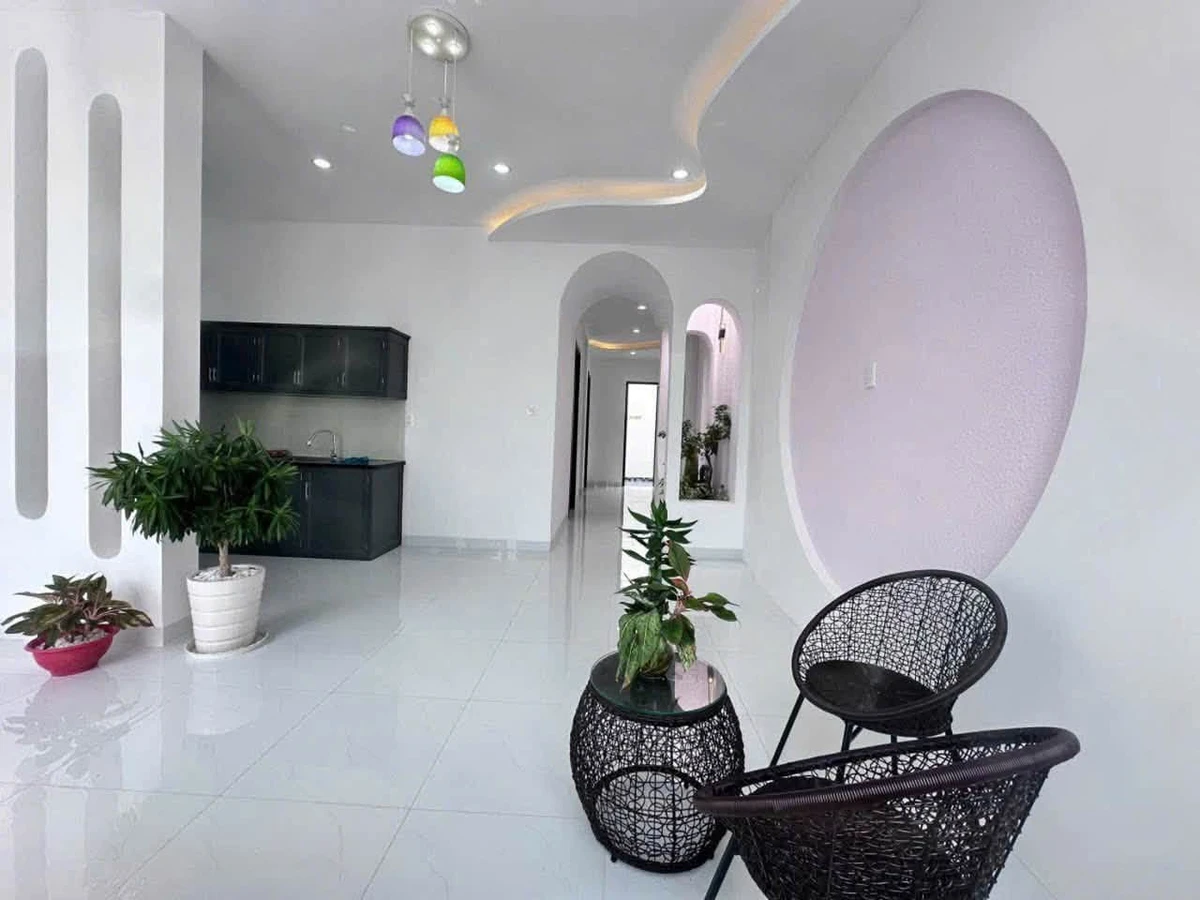 Bán nhà mới xây 105m2 full nội thất 2 phòng ngủ gần ga Lê Duẩn, Phong Nẫm, Phan Thiết - Ảnh thu nhỏ 2