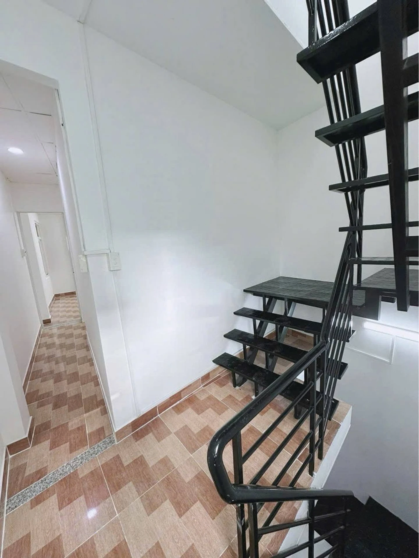 Bán nhà hẻm ô tô 4 tầng 30m² gần chợ Bà Chiểu, Bình Thạnh, hơn 4 tỷ - Ảnh 1
