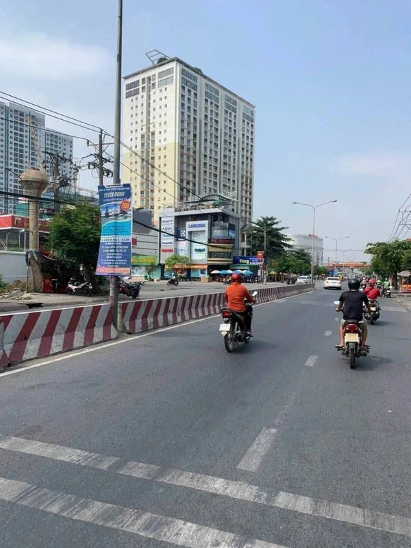 Bán nhà góc 2 mặt tiền ĐT743, 1 hầm 3 lầu, 221m2, giá 12 tỷ, Dĩ An, Bình Dương