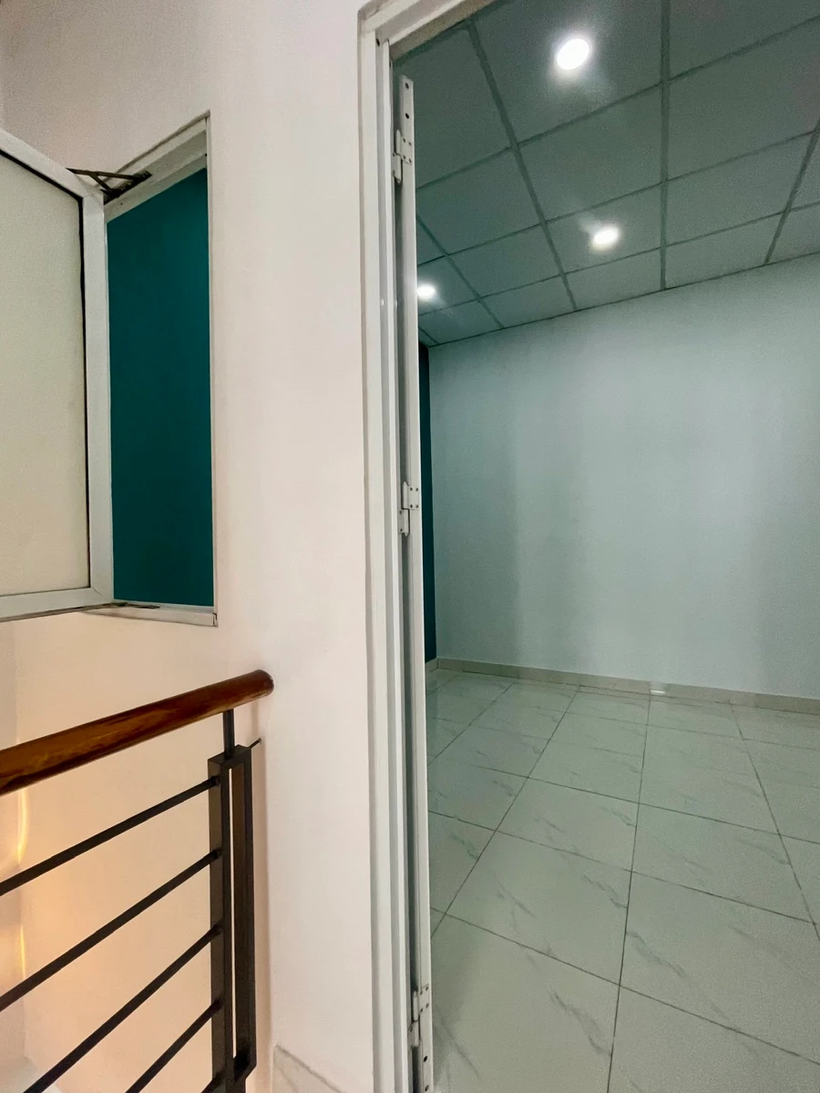 Bán nhà 1 trệt 1 lầu 5x13m, 2PN, gần Vinhomes Hóc Môn, giá 1,05 tỷ - Ảnh thu nhỏ 4
