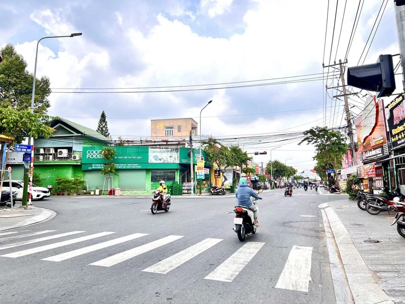 Bán nhà 2 tầng hẻm xe hơi 63m2, 3PN, gần siêu thị Go, Đông Hòa, Dĩ An