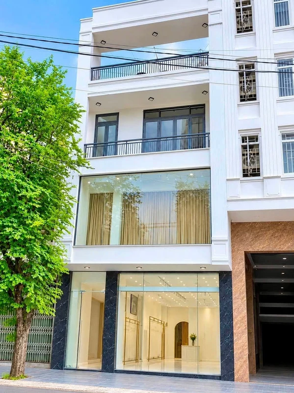 Cho thuê MBKD mặt tiền Nguyễn Huệ 220m2, Quy Nhơn