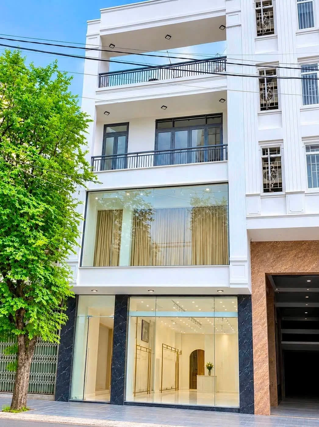 Cho thuê MBKD mặt tiền Nguyễn Huệ 220m2, Quy Nhơn - Ảnh 1