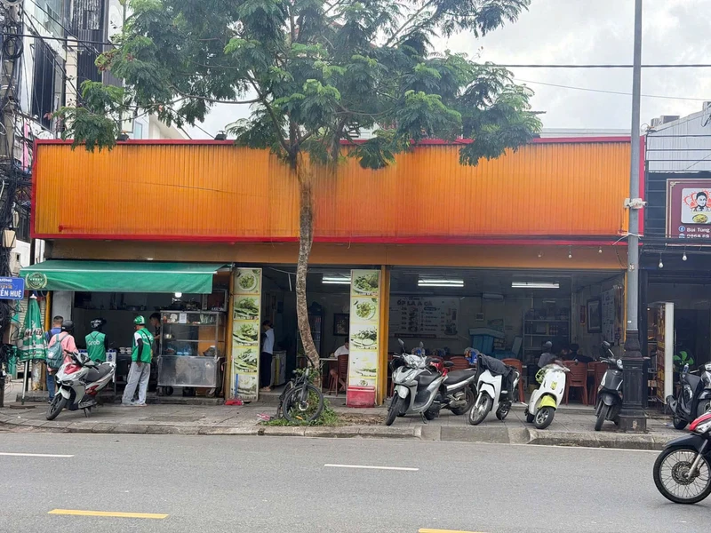 Cho thuê mặt bằng 100m2 mặt tiền 13m đường Nguyễn Huệ, Huế