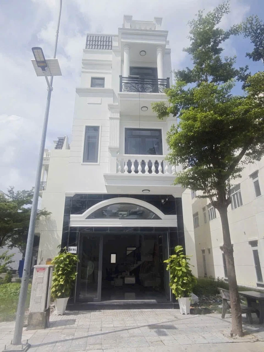 Bán nhà phố Icon Center Dĩ An 64m², 1 trệt 2 lầu, 4PN, có thang máy - Ảnh 1