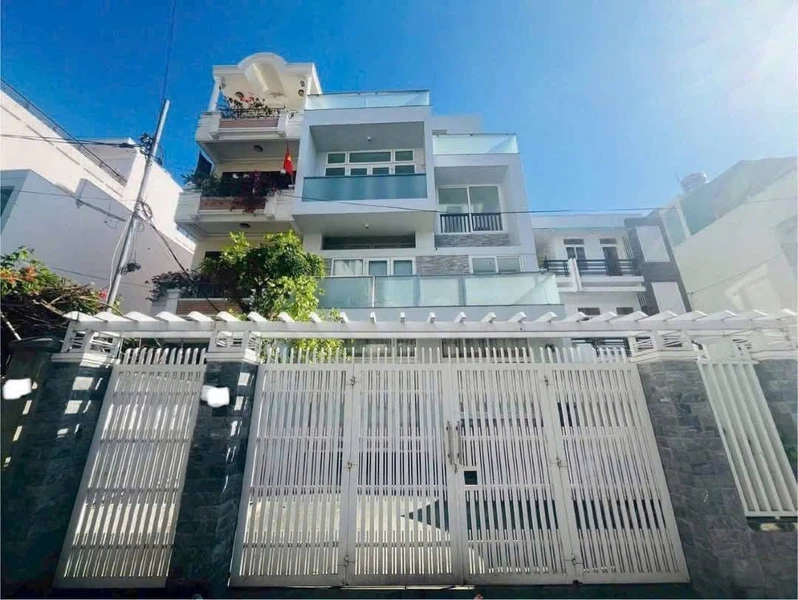 Biệt thự 9 phòng ngủ 127m² gần chợ Đầm Nha Trang giá 8,8 tỷ