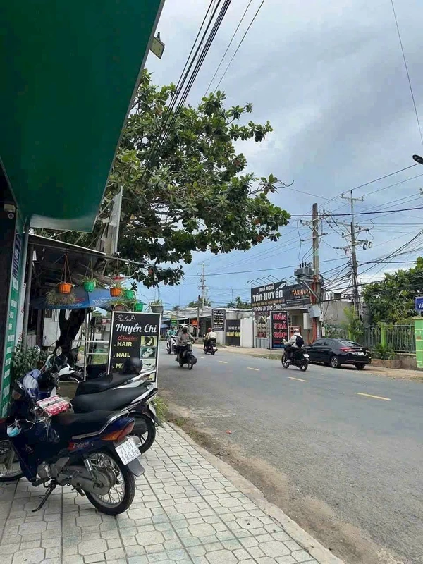 Bán dãy nhà trọ 11 phòng và 5 kiot mặt tiền QL57C, Sơn Đông, Bến Tre, 490m², 4,9 tỷ