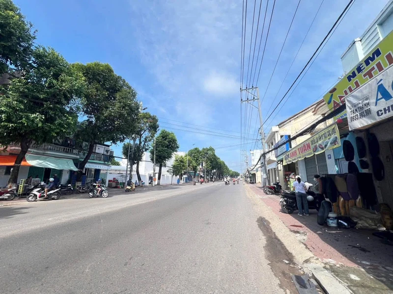Bán nhà lầu lô góc 99.5m2 mặt tiền Trần Hưng Đạo Phan Thiết