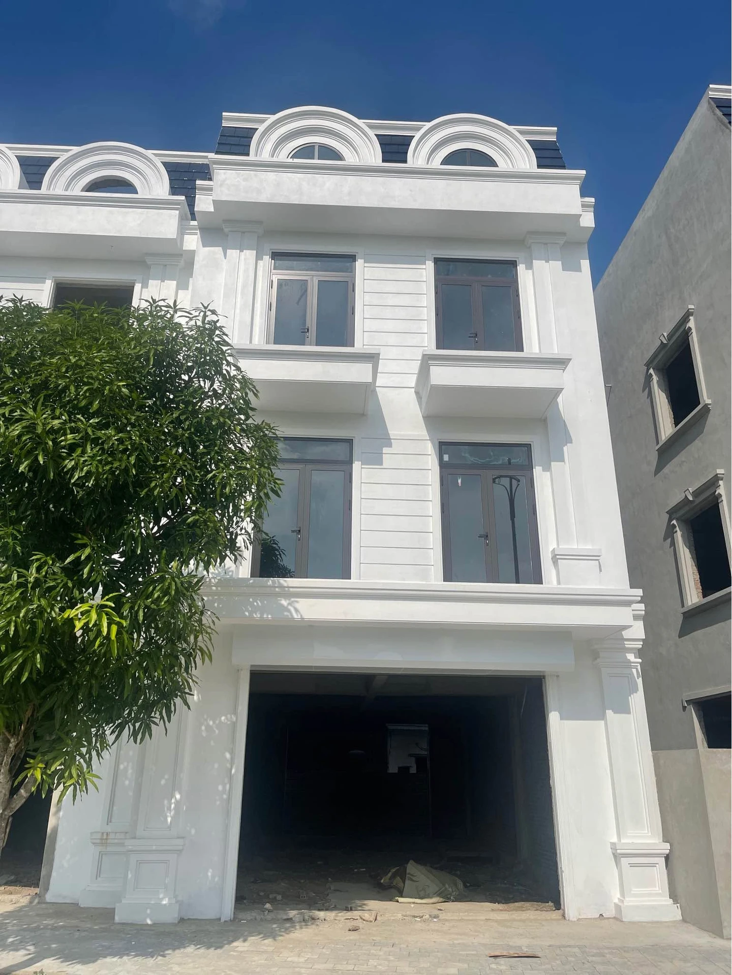 Shophouse xây thô 3,5 tầng 103,5m² đường 39m giá 4 tỷ - Ảnh 1