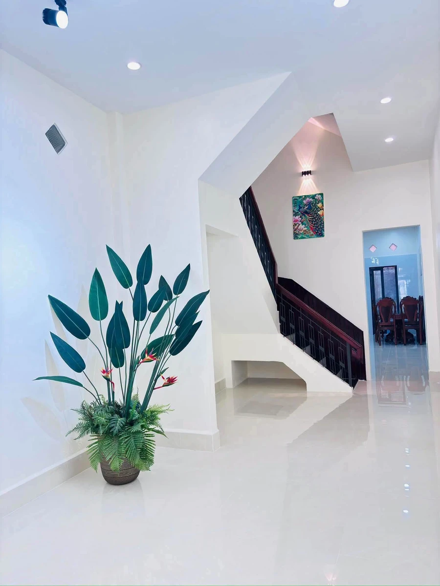 Bán nhà mặt tiền 1 trệt 2 lầu 4PN đường Huỳnh Tịnh Của, trung tâm Rạch Giá, giá 2,6 tỷ - Ảnh thu nhỏ 2