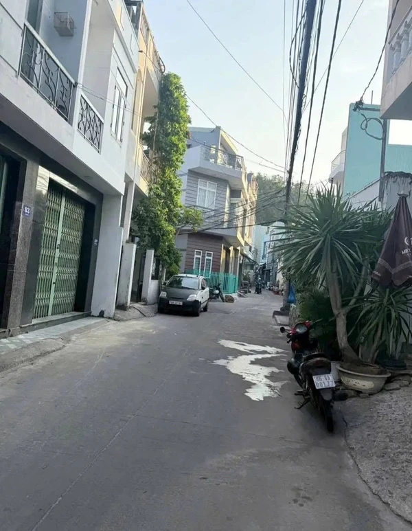 Bán nhà 2 tầng mặt tiền đường 1/5, TP Quy Nhơn, 40,4m2, 2 phòng ngủ, giá 2,6 tỷ
