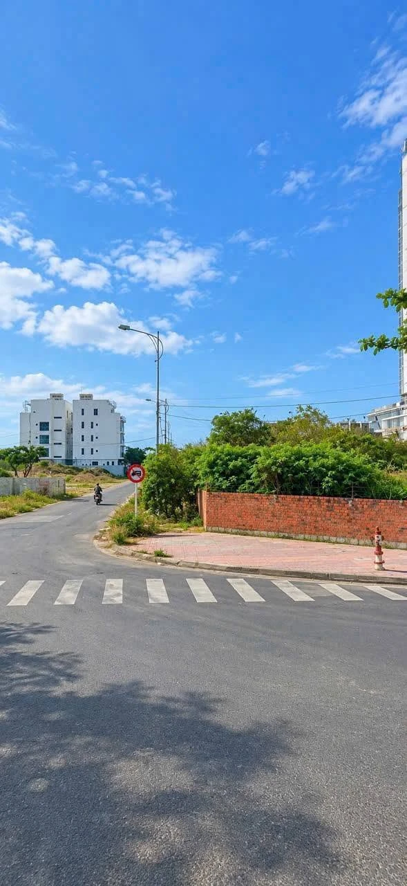 Bán lô góc 2 mặt tiền 306m2 Phạm Văn Đồng Nha Trang - Ảnh 1