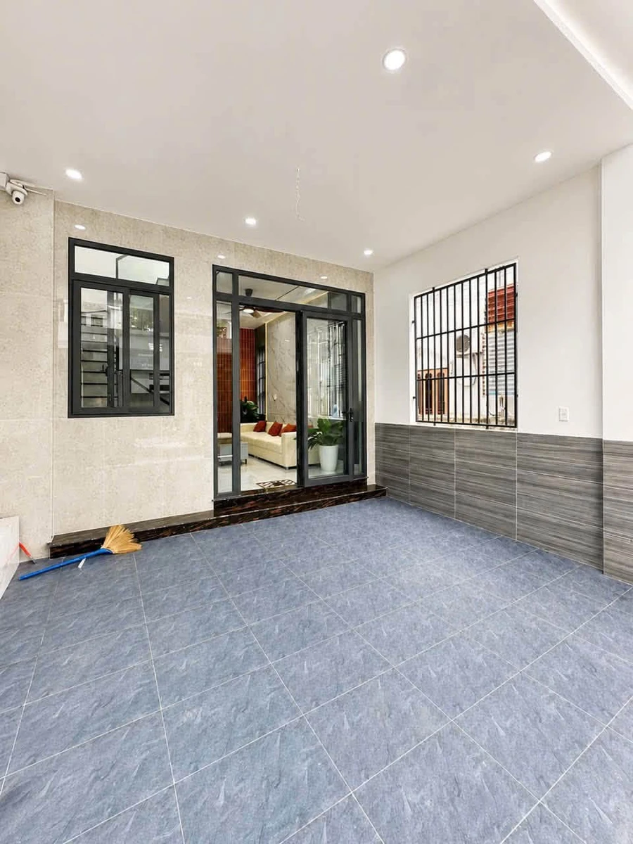 Bán nhà mái Thái 1 trệt 2 lầu 180m² gần chợ Phú Thọ Hóc Môn - Ảnh thu nhỏ 2