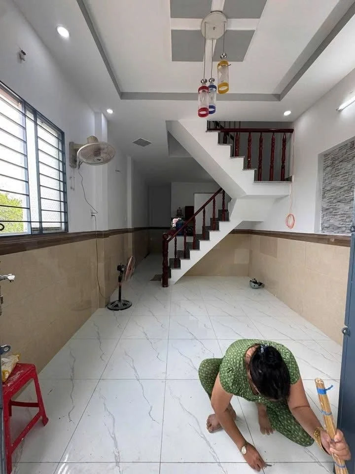 Bán nhà mới 40m2, 1 trệt 1 lầu, 2PN 2WC gần chợ Bình Chánh giá 1 tỷ 390 triệu - Ảnh thu nhỏ 5