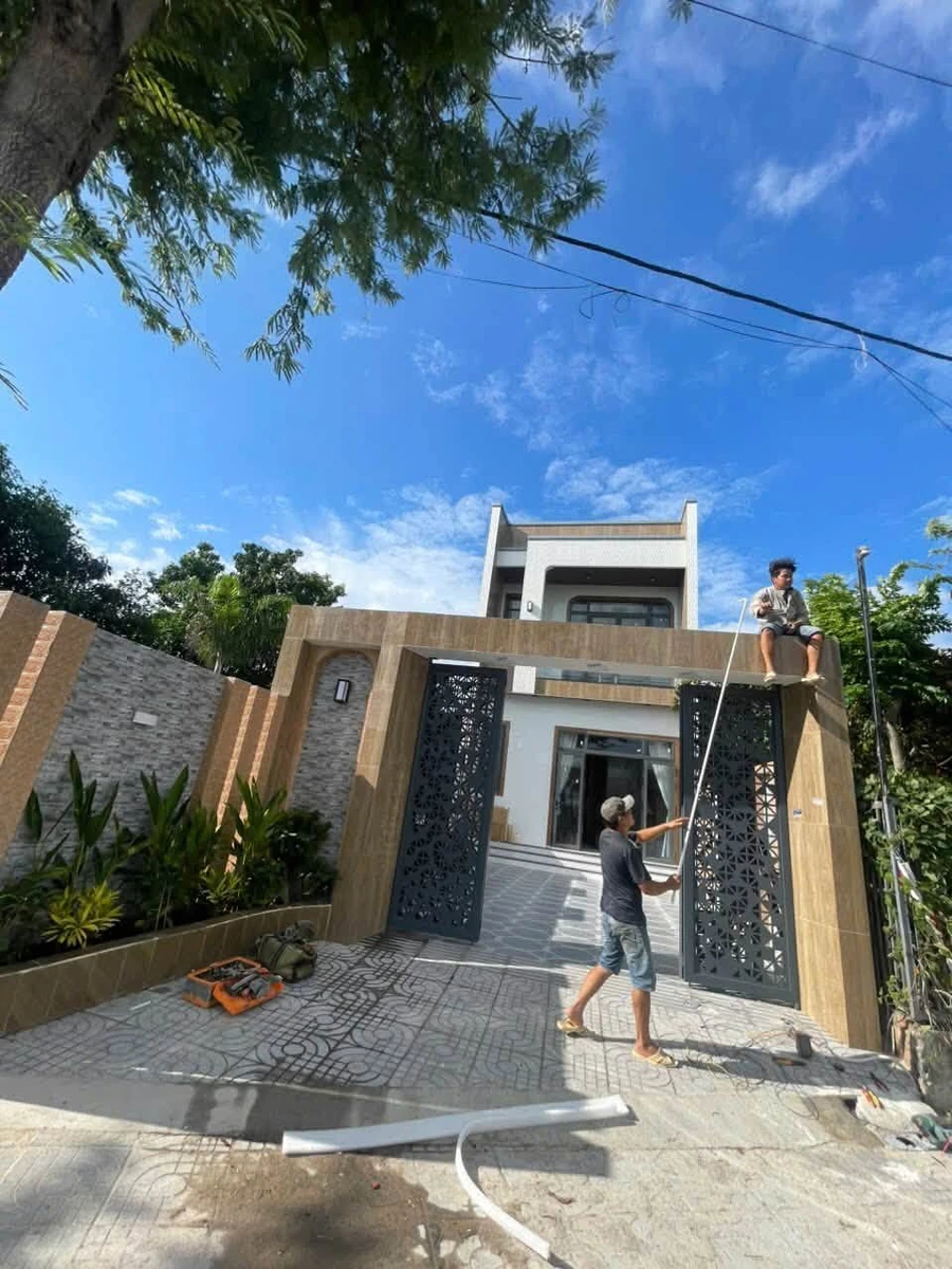 Bán nhà 1 trệt 1 lầu mặt tiền Long Hải 80m² 5,475 tỷ - Ảnh 1