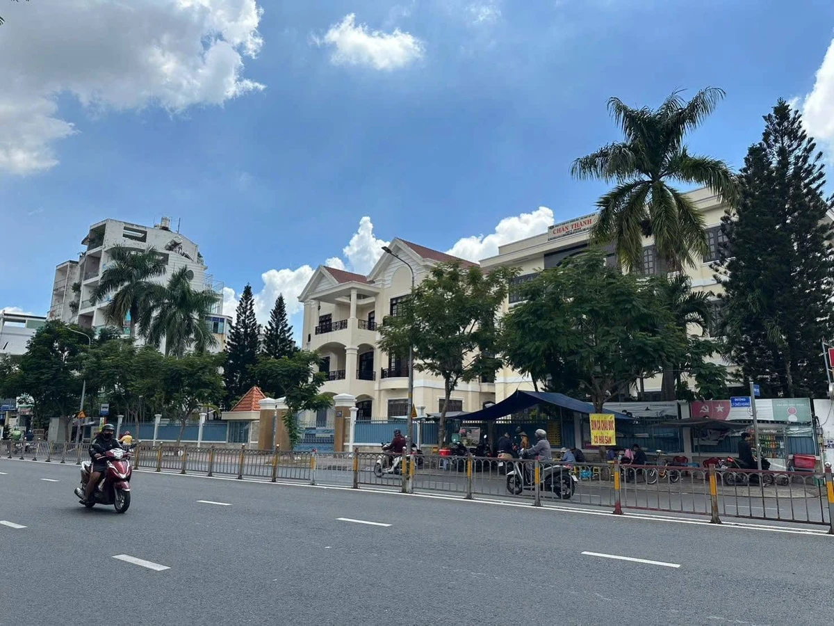Cho thuê nhà góc 2 mặt tiền Lý Chiêu Hoàng, 240m², 30 triệu/tháng - Ảnh 1